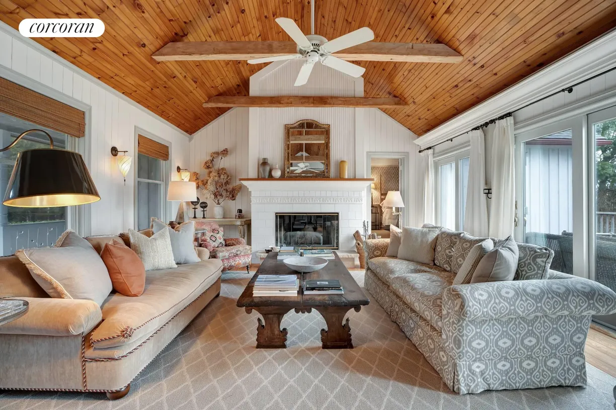 The Hamptons Real Estate | View  | room 2