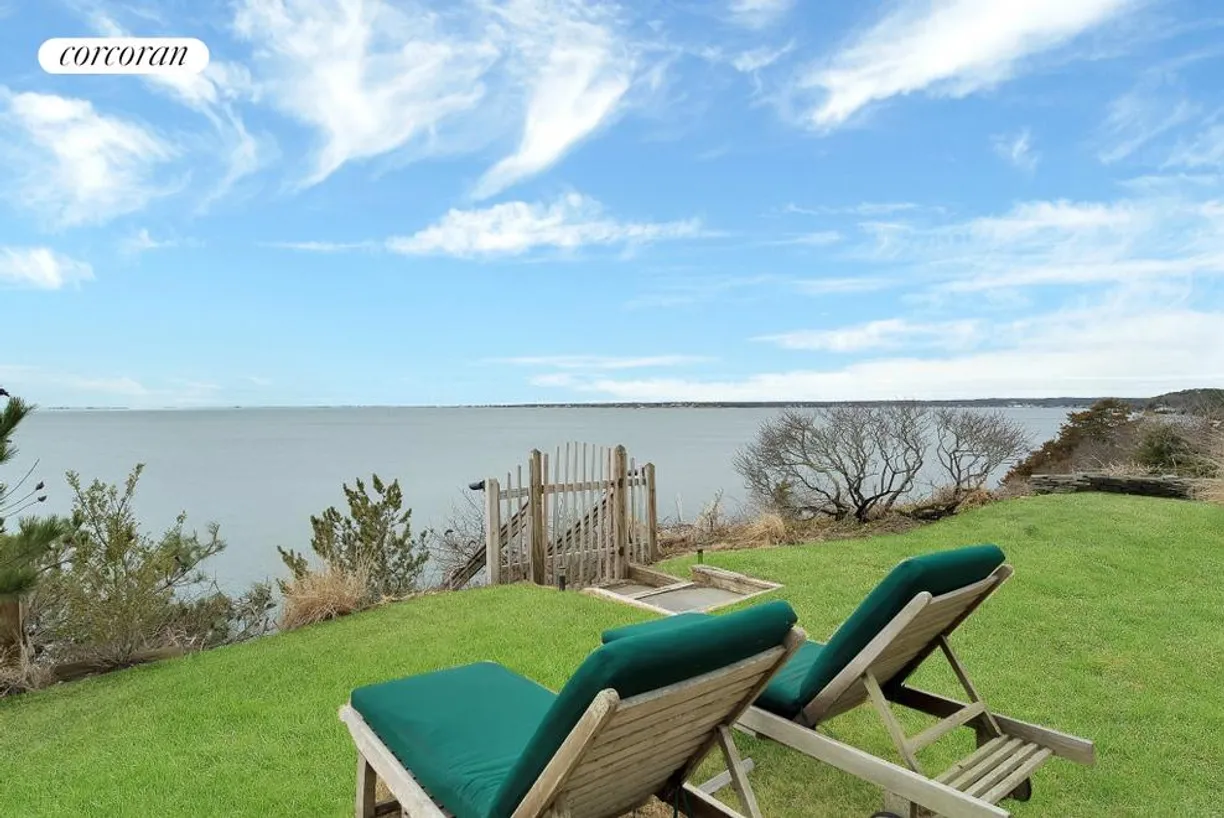 The Hamptons Real Estate | View 38 Ocean View Drive | 3 Beds, 2 Baths
