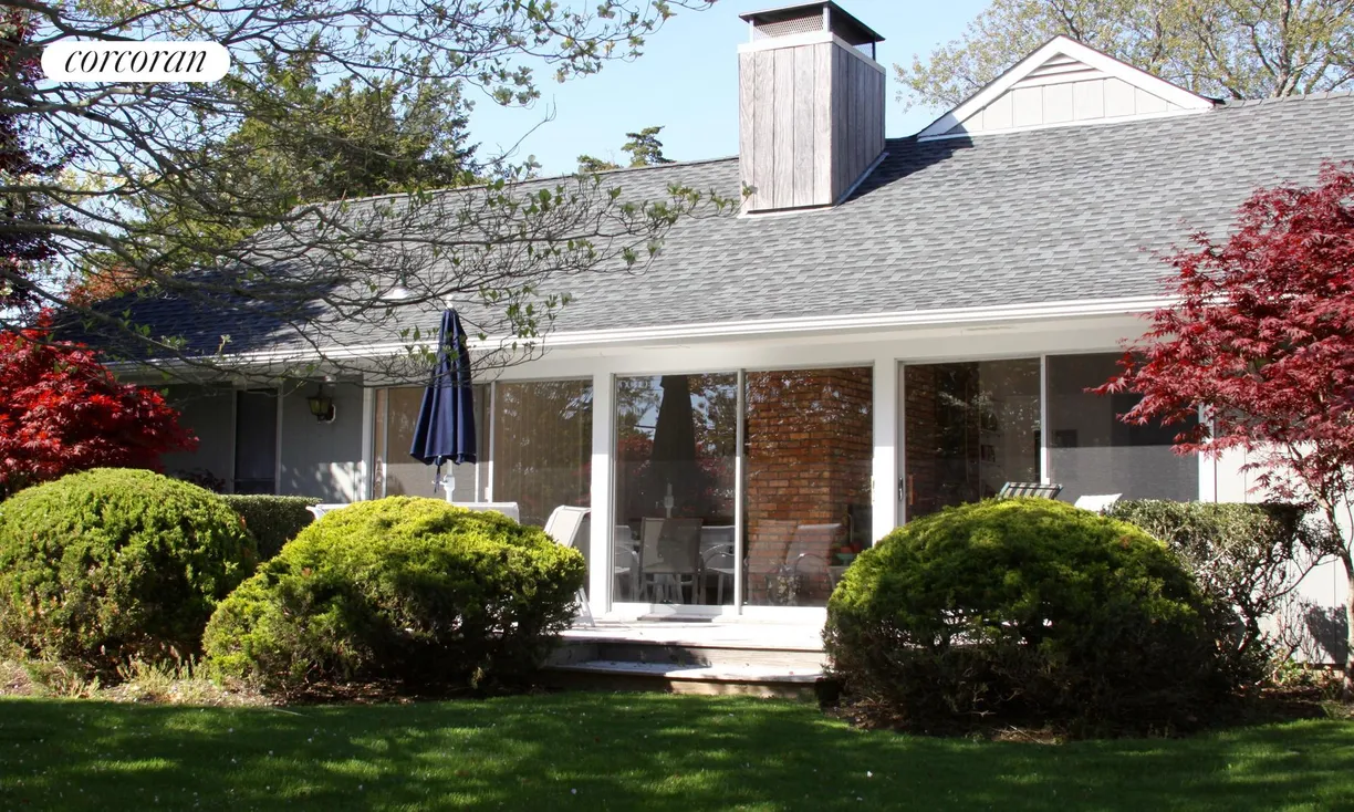 The Hamptons Real Estate | View 103 South Midway Road | 3 Beds, 2 Baths