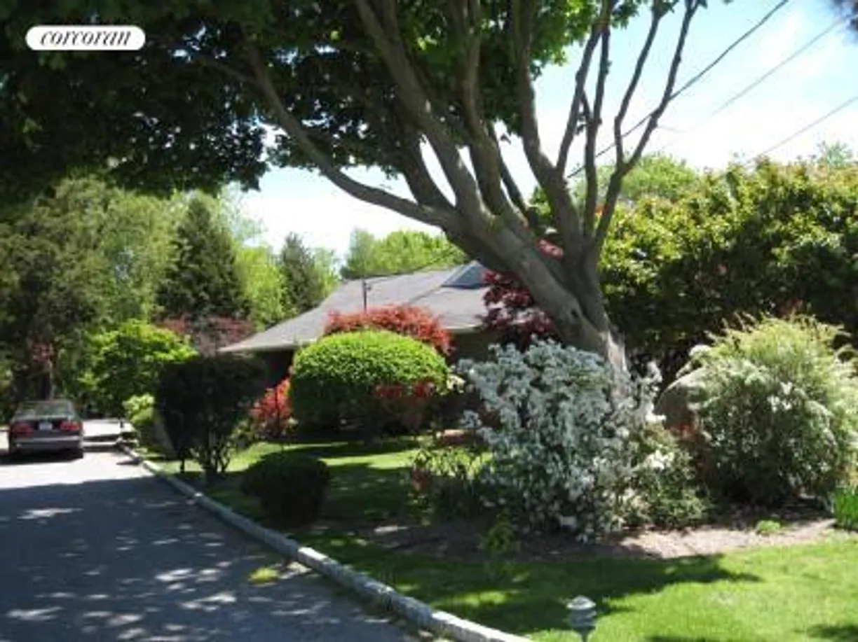 The Hamptons Real Estate | View 103 South Midway Road | Front driveway