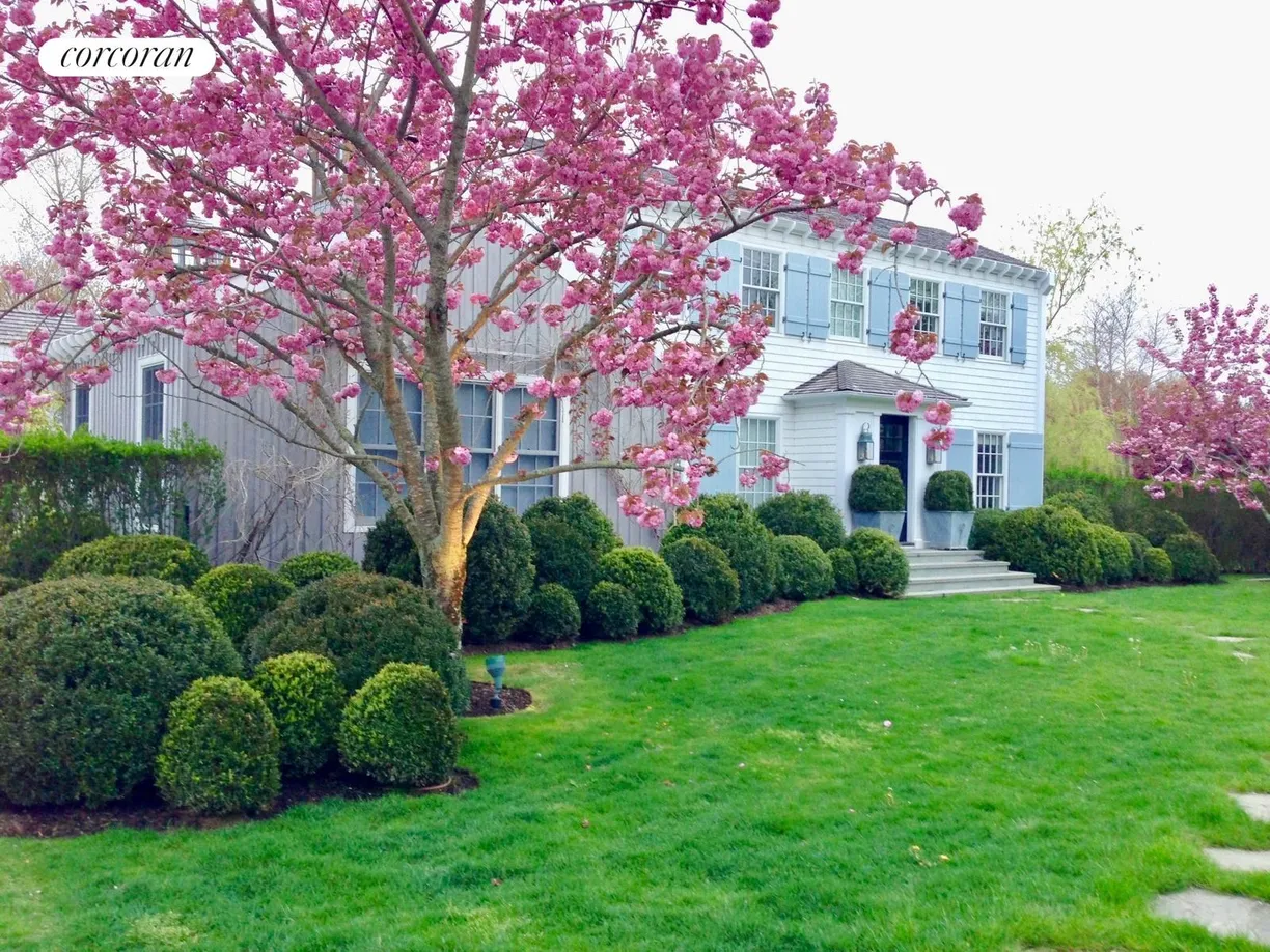 The Hamptons Real Estate | View 100 Newlight Lane | 5 Beds, 4 Baths