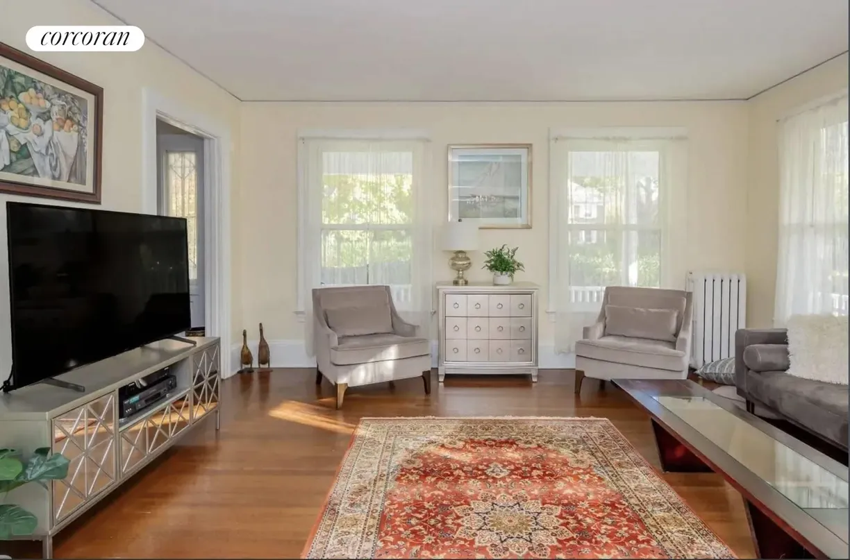 The Hamptons Real Estate | View  | LIVING ROOM