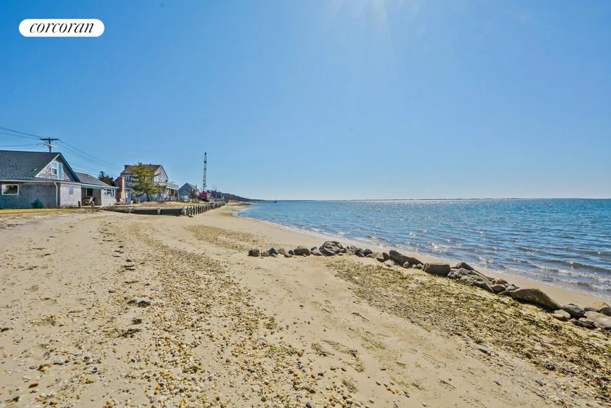 The Hamptons Real Estate | View 314 East Montauk Highway | 3 Beds, 2 Baths