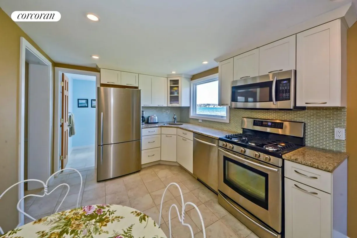 The Hamptons Real Estate | View 314 East Montauk Highway | room 2