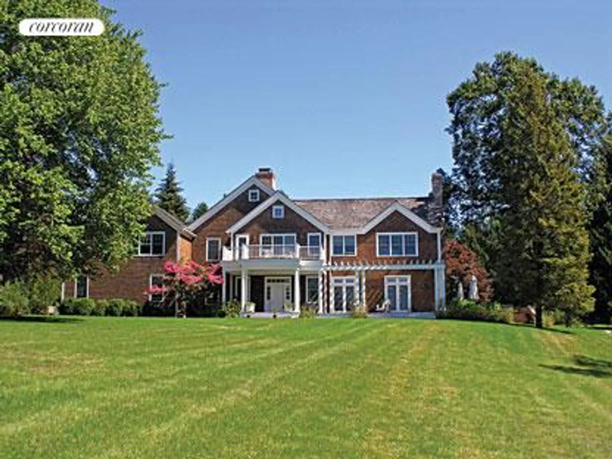 The Hamptons Real Estate | View 6 Cobbetts Lane | 5 Beds, 5 Baths