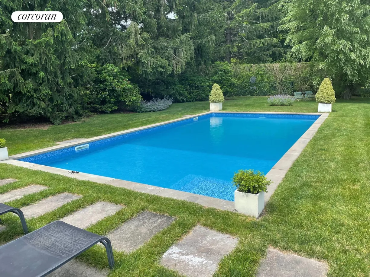 The Hamptons Real Estate | View 285 Tuckahoe Road | room 2