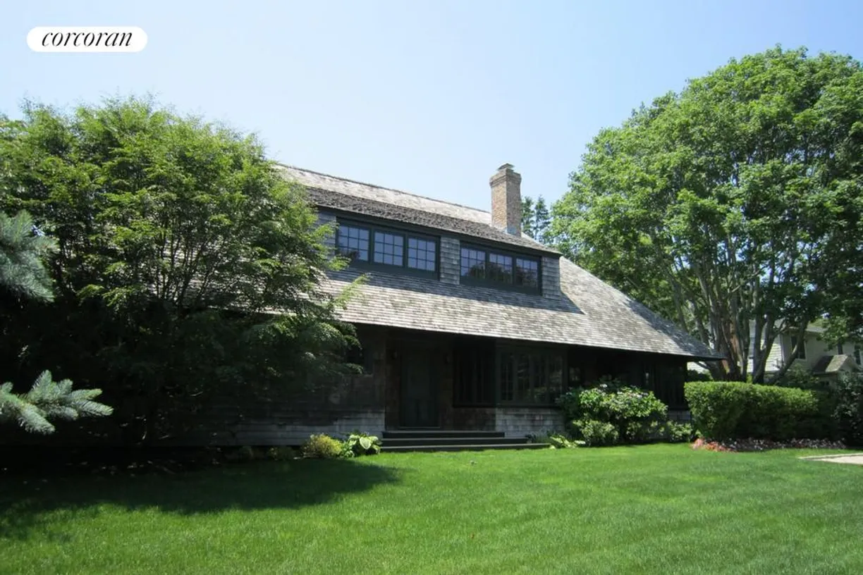 The Hamptons Real Estate | View 31 Gansett Lane | Front Lawn