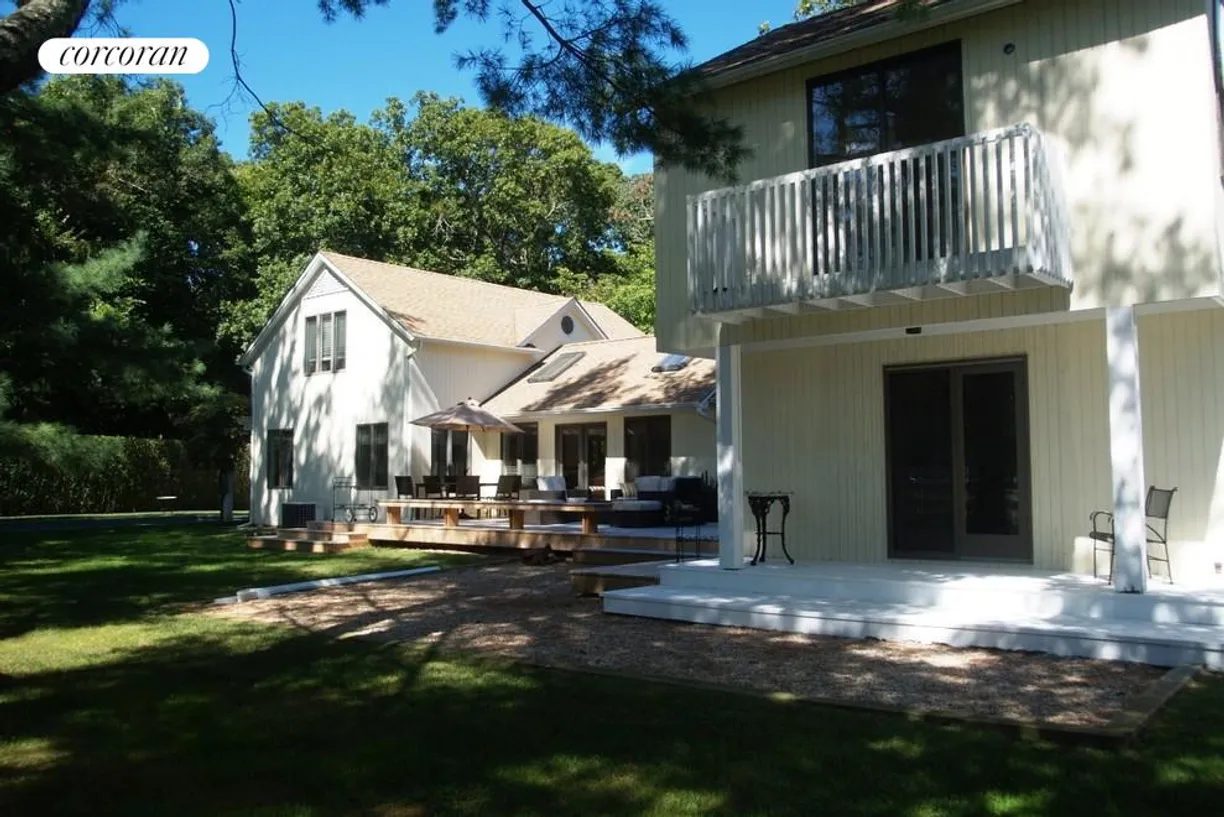 The Hamptons Real Estate | View 185 Oakview Highway | 4 Beds, 4 Baths