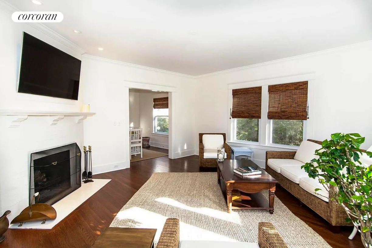 The Hamptons Real Estate | View  | room 1