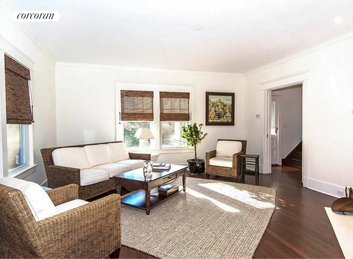 The Hamptons Real Estate | View  | room 2