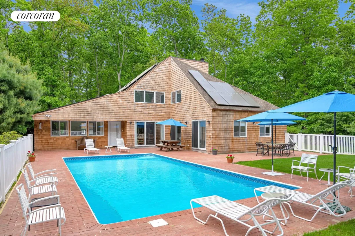 The Hamptons Real Estate | View 11 Wagon Lane | 4 Beds, 2 Baths