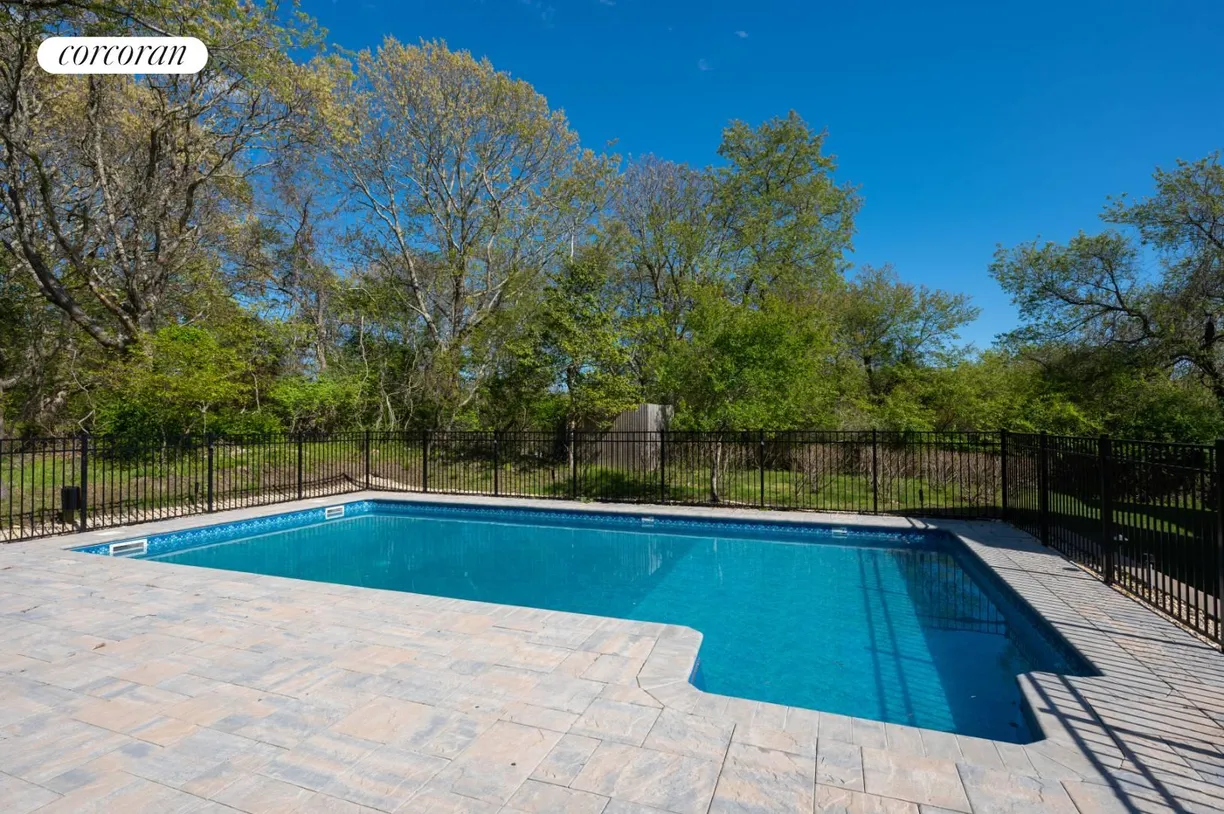 The Hamptons Real Estate | View 10 Upper Firestone Road | room 1