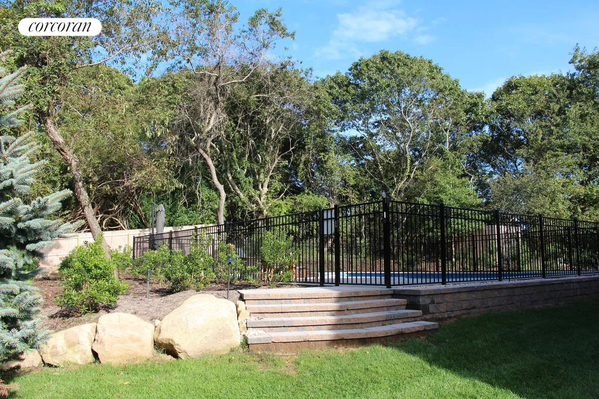 The Hamptons Real Estate | View 10 Upper Firestone Road | room 2