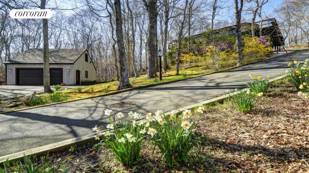 The Hamptons Real Estate | View 18 Dogwood Street | room 1