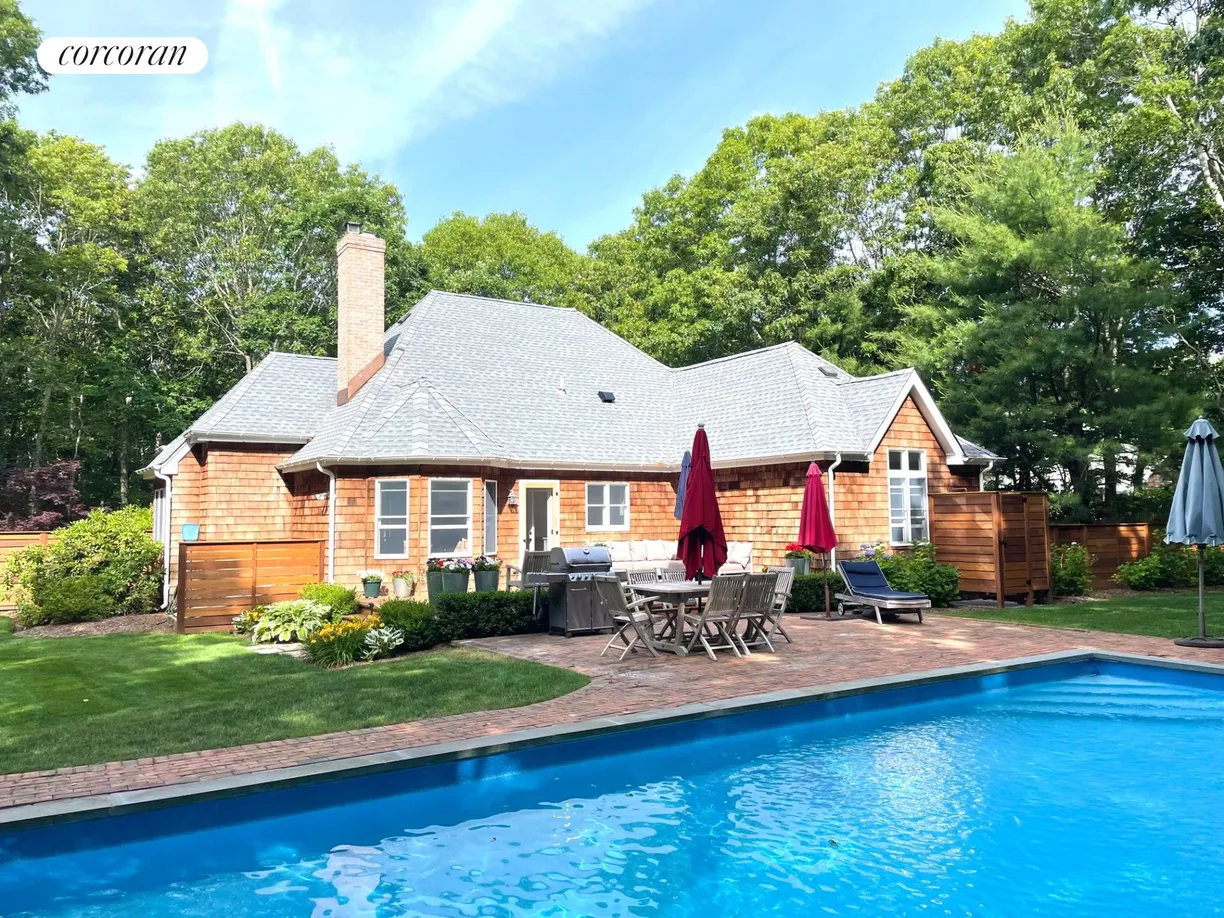 The Hamptons Real Estate | View 28 Eastview Court | 3 Beds, 2 Baths