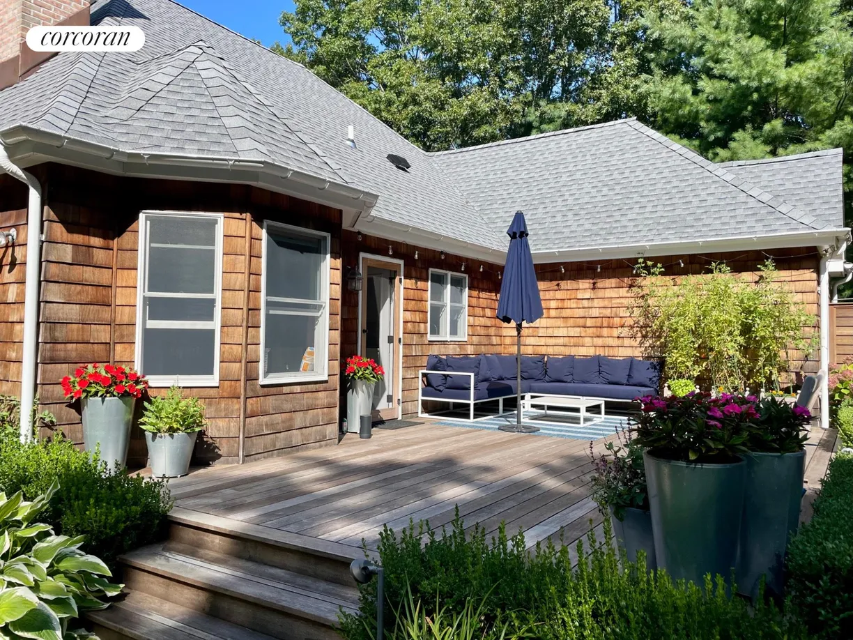 The Hamptons Real Estate | View 28 Eastview Court | room 2