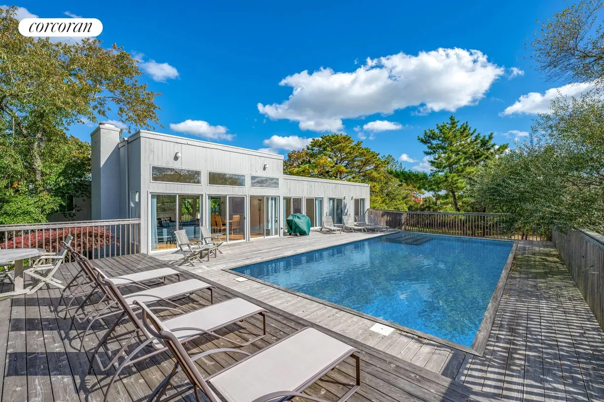 The Hamptons Real Estate | View 3 Meadow Way | 4 Beds, 2 Baths