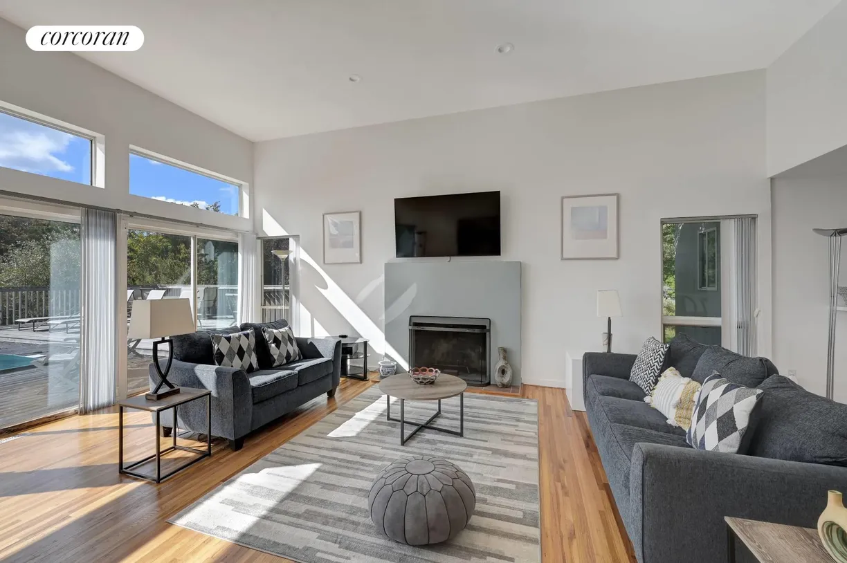 The Hamptons Real Estate | View 3 Meadow Way | room 2