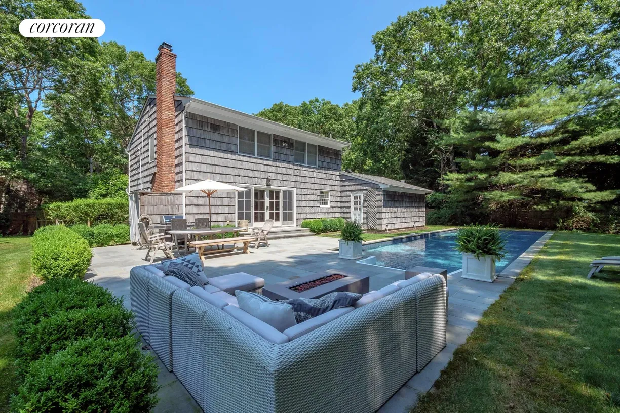 The Hamptons Real Estate | View 8 Hands Circle | 4 Beds, 2 Baths