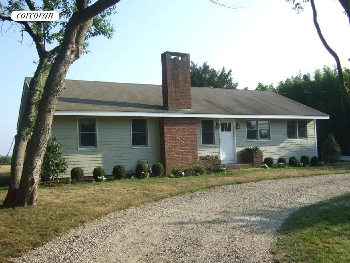 The Hamptons Real Estate | View 116 S Midway Road | 3 Beds, 2 Baths