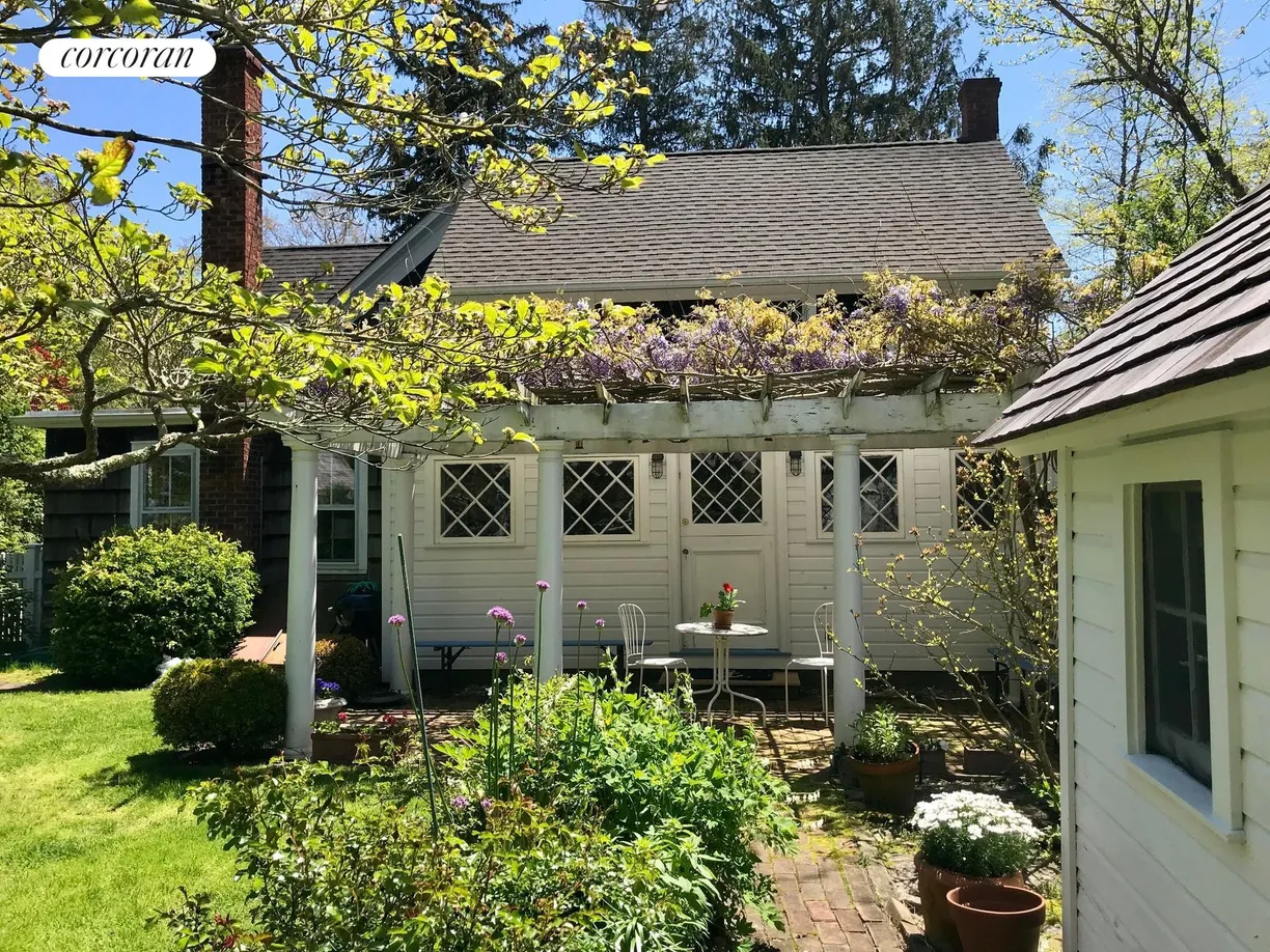 The Hamptons Real Estate | View 15 Grand Street | room 1