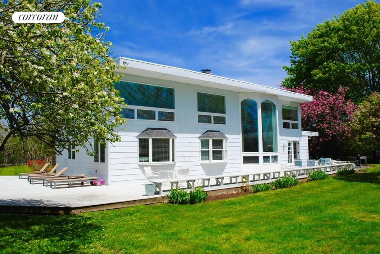 The Hamptons Real Estate | View 79 Silver Lane | 5 Beds, 5 Baths