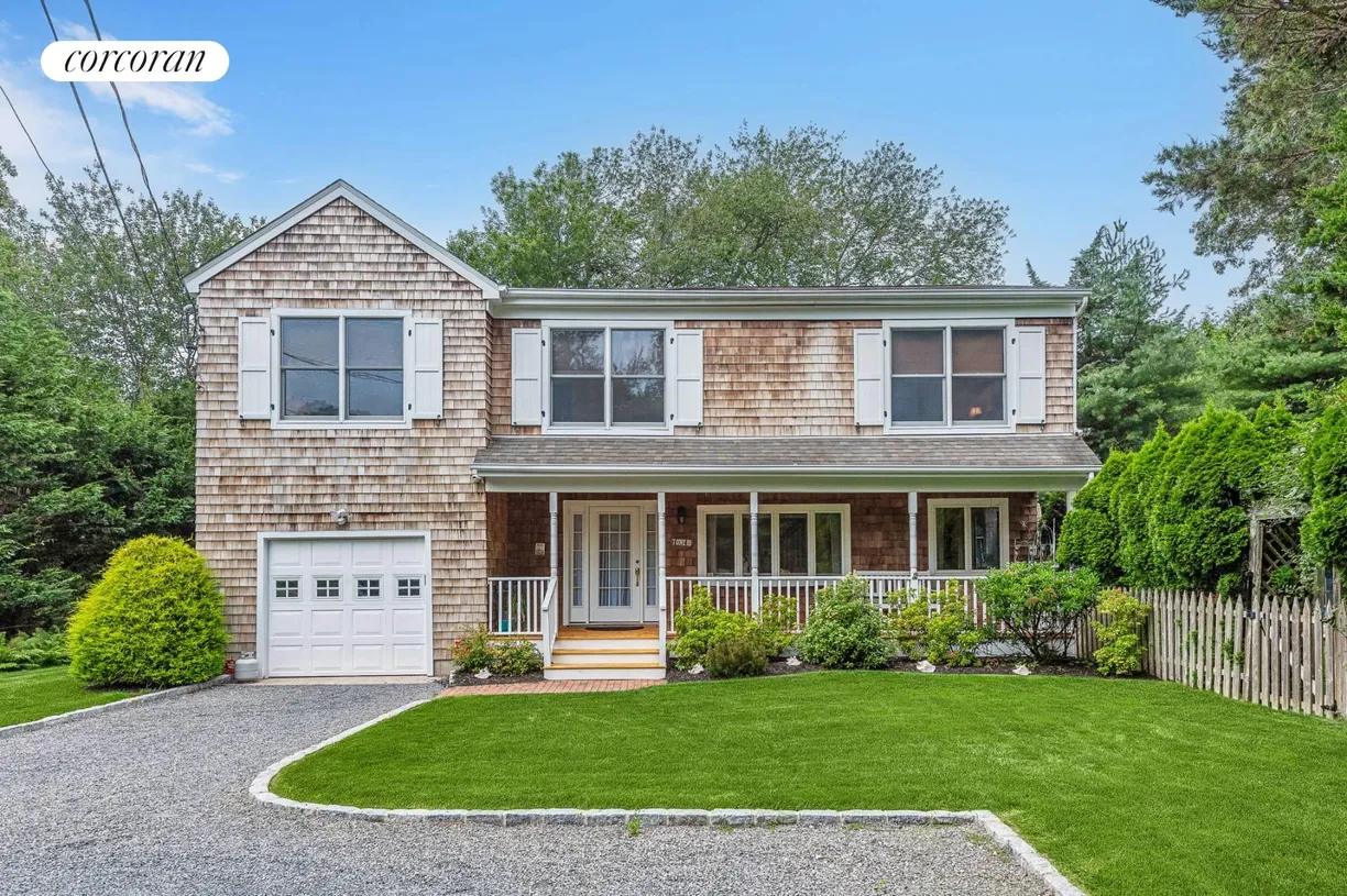 The Hamptons Real Estate | View  | 4 Beds, 3 Baths