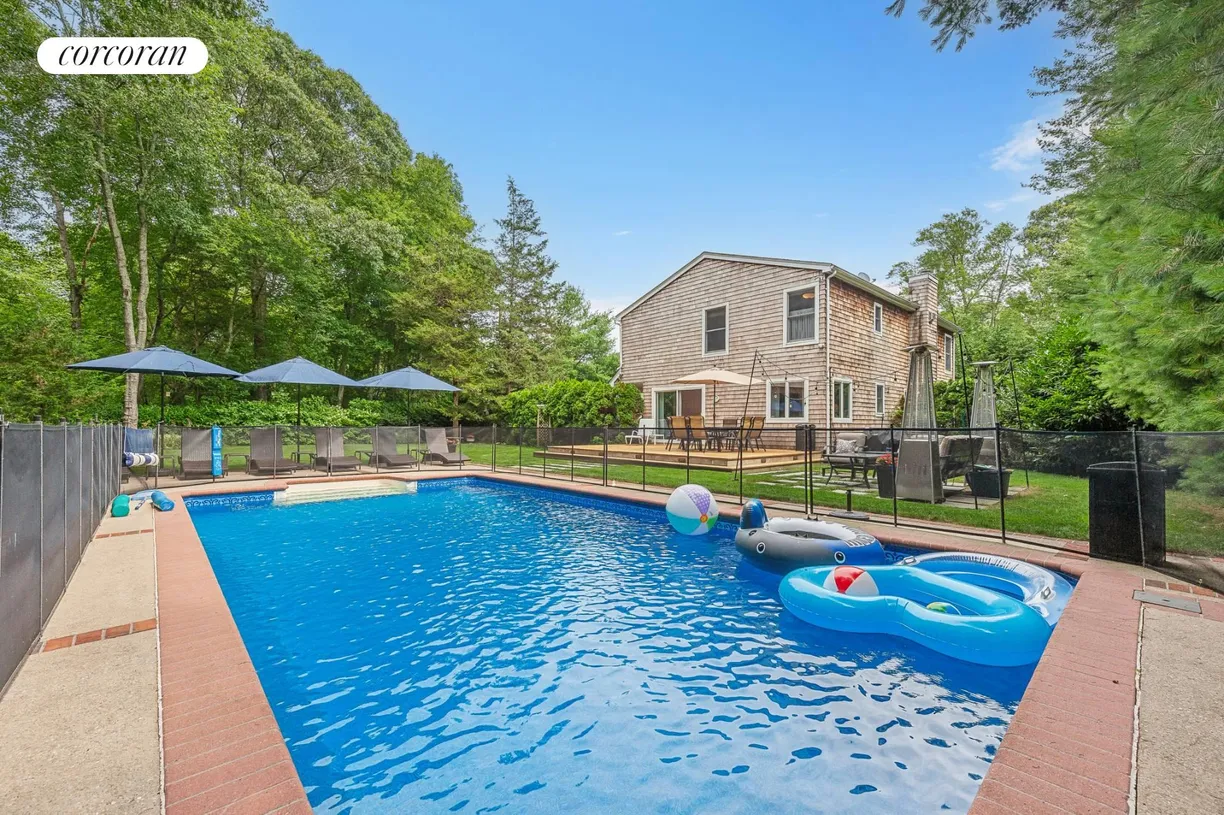 The Hamptons Real Estate | View  | room 2