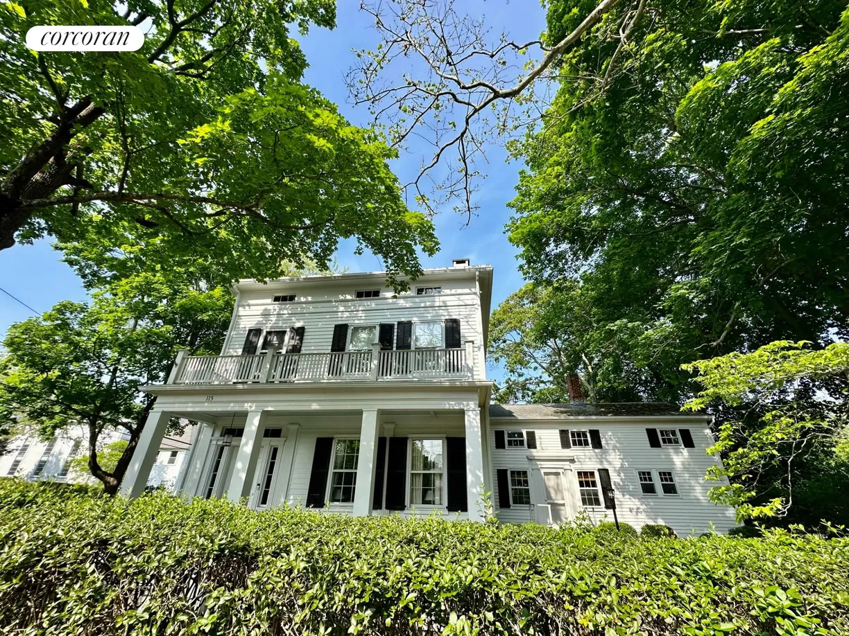The Hamptons Real Estate | View  | 5 Beds, 3 Baths