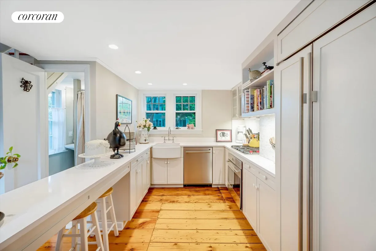The Hamptons Real Estate | View  | room 2