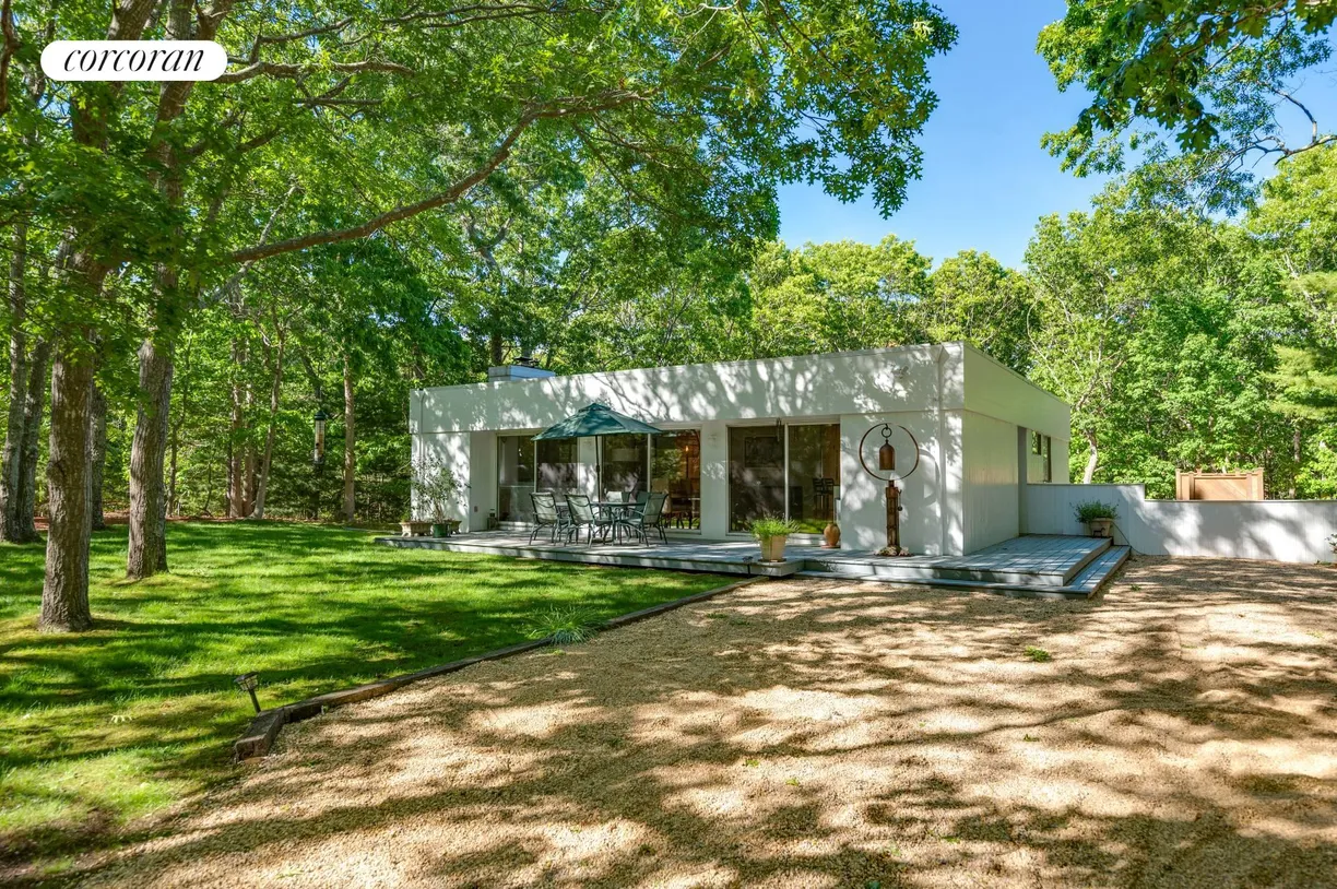 The Hamptons Real Estate | View 49 Diane Drive | 3 Beds, 2 Baths