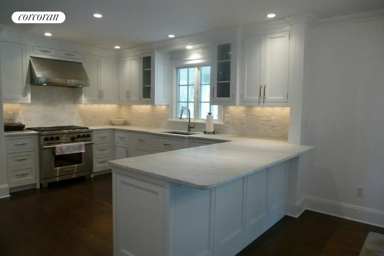 The Hamptons Real Estate | View  | room 2
