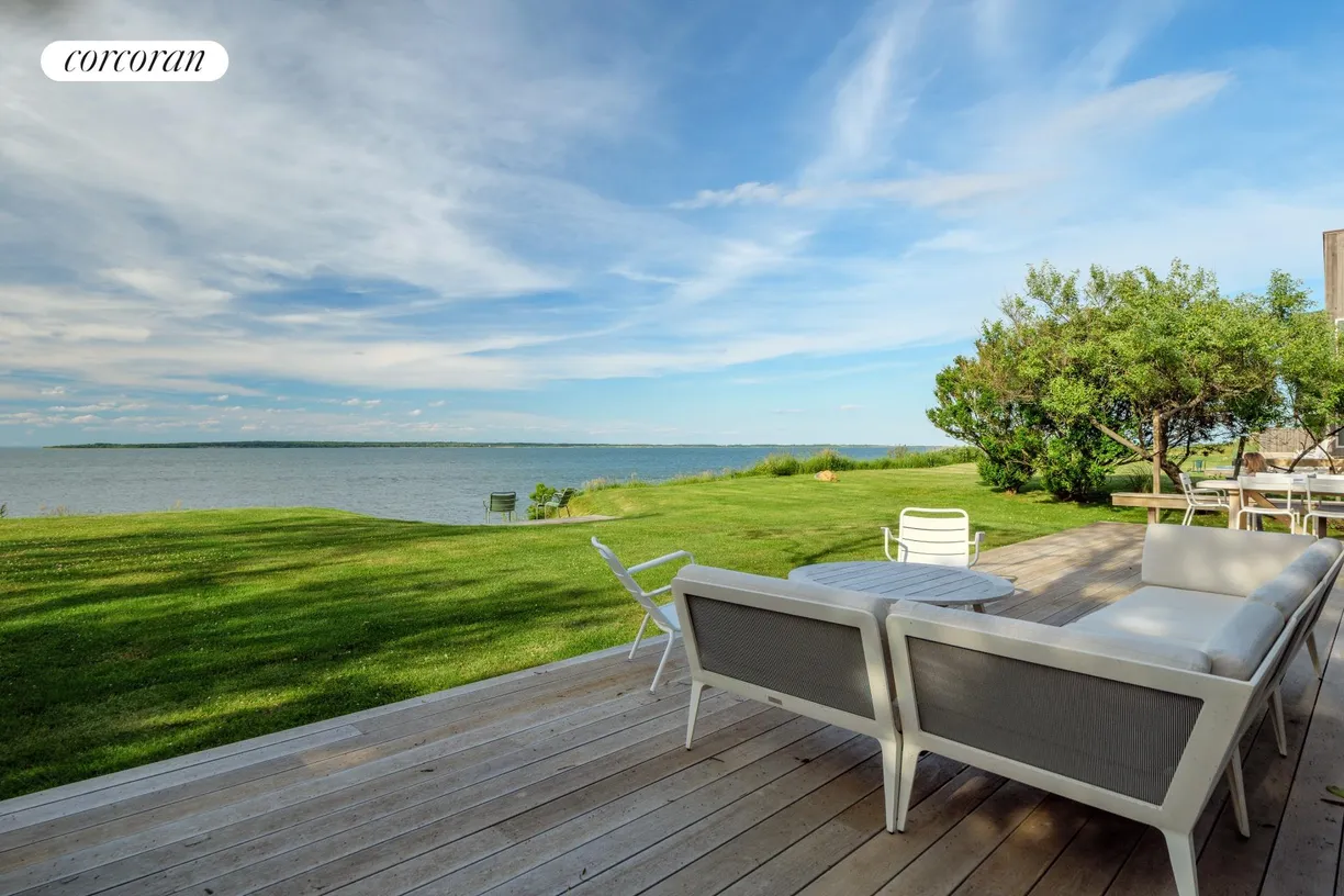 The Hamptons Real Estate | View 285 Kings Point Road | 2 Beds, 1 Bath
