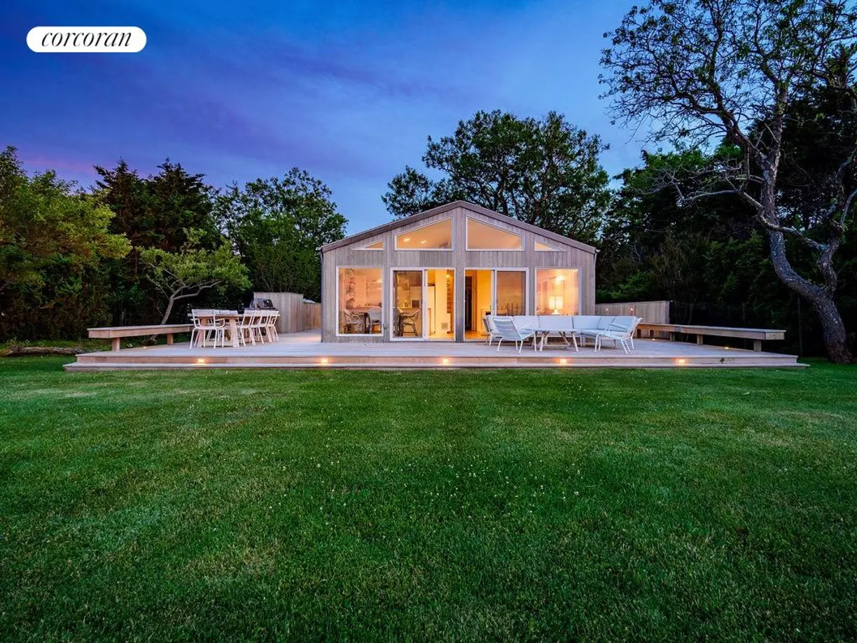 The Hamptons Real Estate | View 285 Kings Point Road | room 1