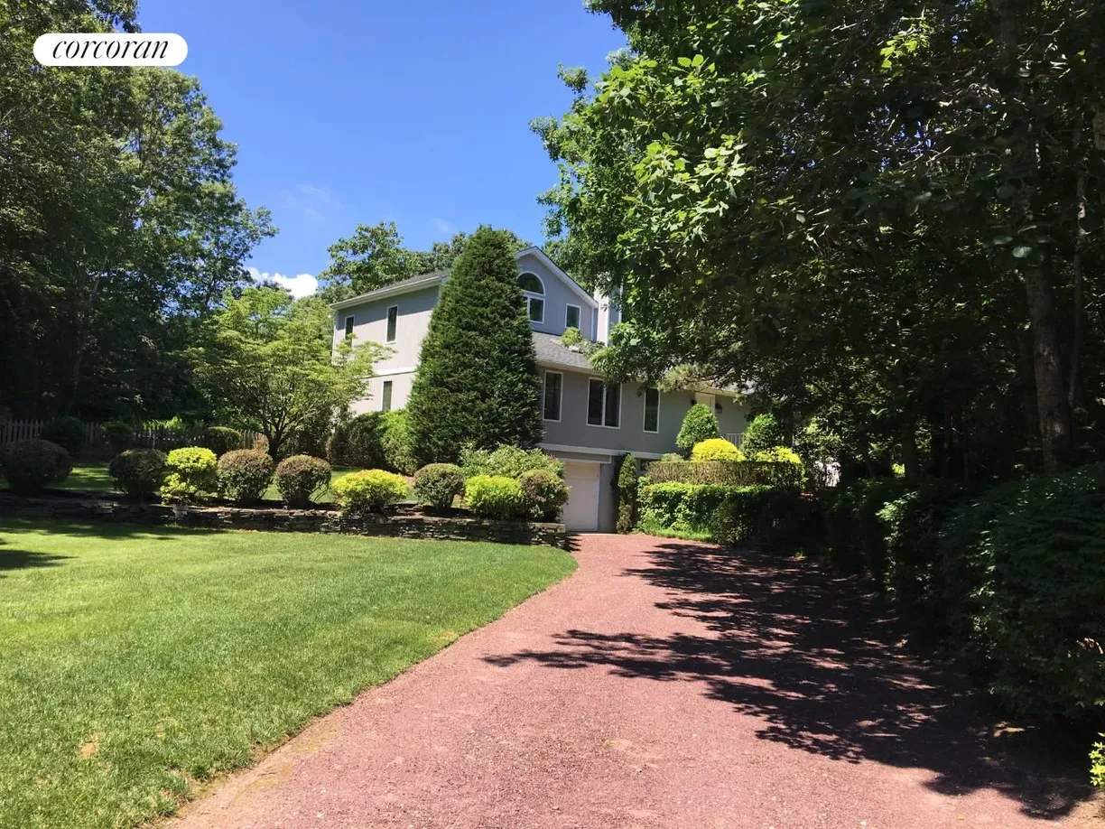 The Hamptons Real Estate | View  | 3 Beds, 2 Baths