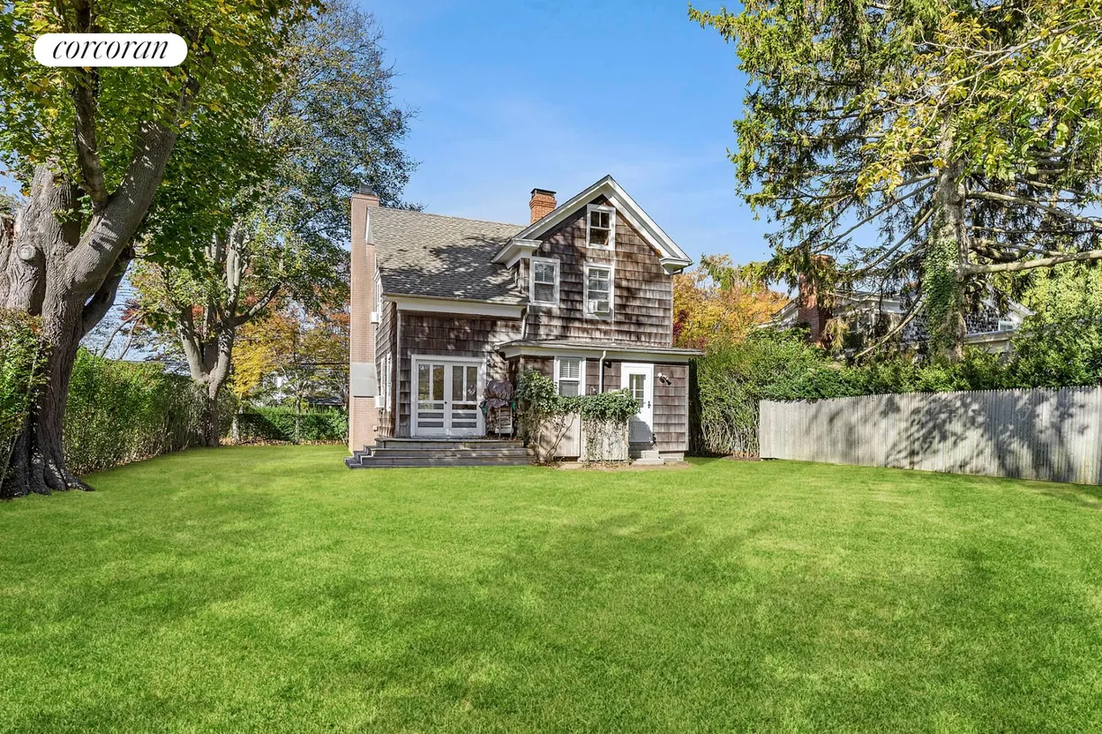 The Hamptons Real Estate | View  | PRIVET LINED BACK YARD