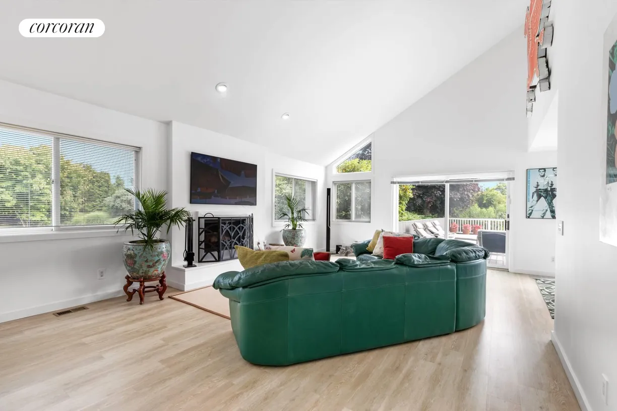 The Hamptons Real Estate | View 9 Waters Edge Court | room 1