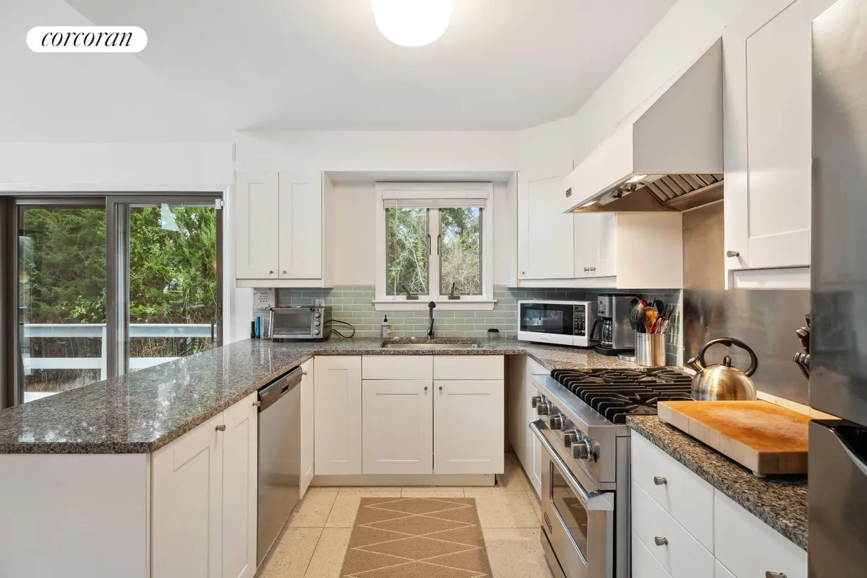 The Hamptons Real Estate | View 36 Gardiner Drive | room 1