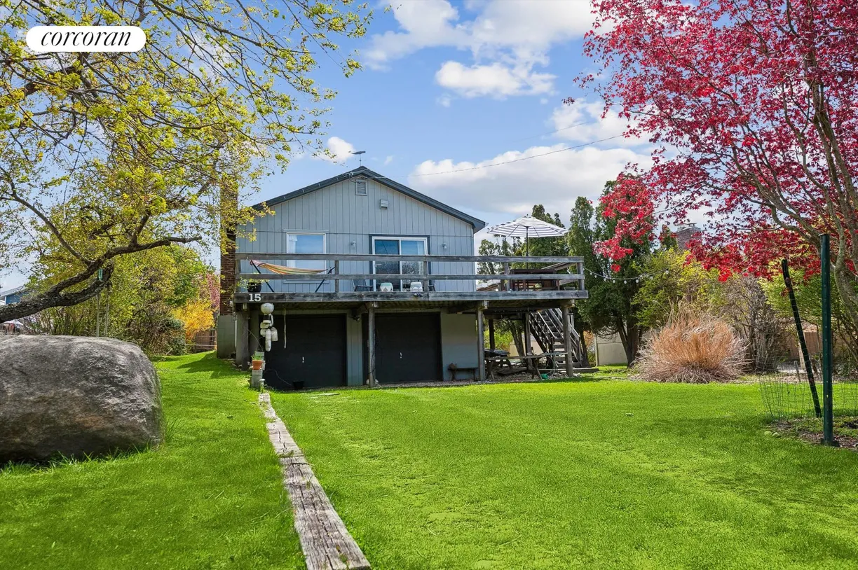 The Hamptons Real Estate | View 15 Duval Place | 3 Beds, 2 Baths