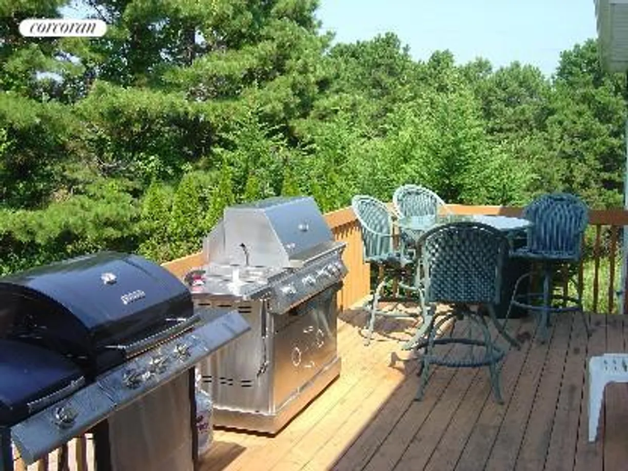 The Hamptons Real Estate | View 43 Blackwatch Court | ENTERTAINING AND BBQ DECK
