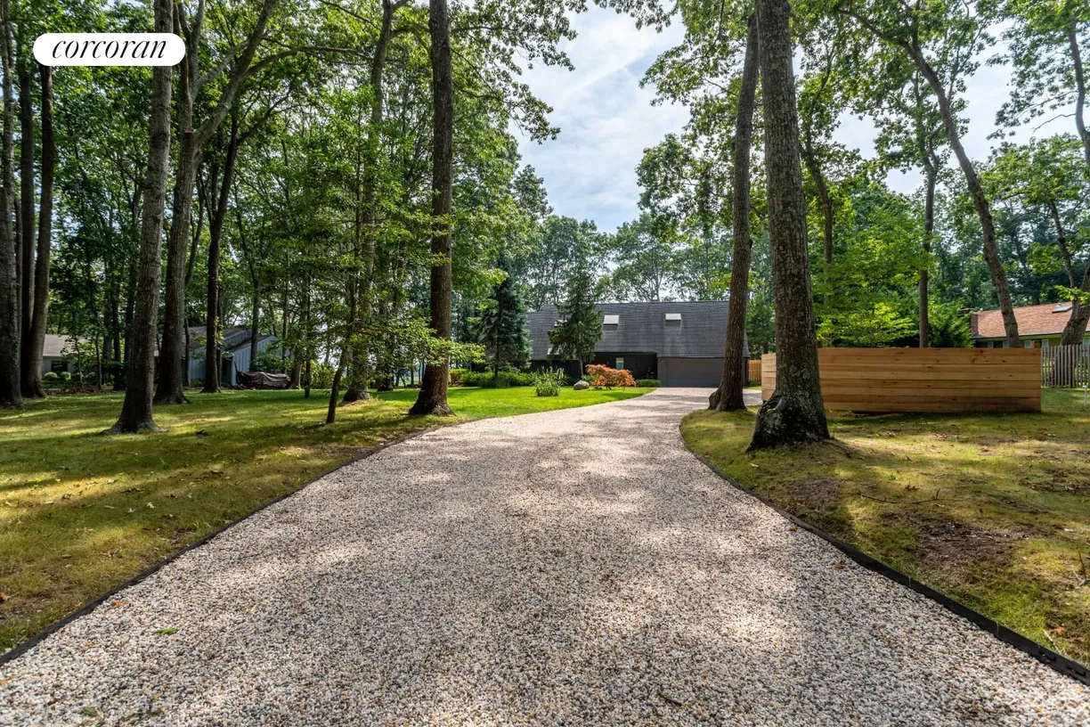 The Hamptons Real Estate | View 50 Country Club Drive | room 1