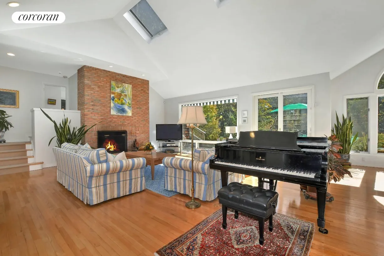 The Hamptons Real Estate | View 74 N Woods Lane | room 2
