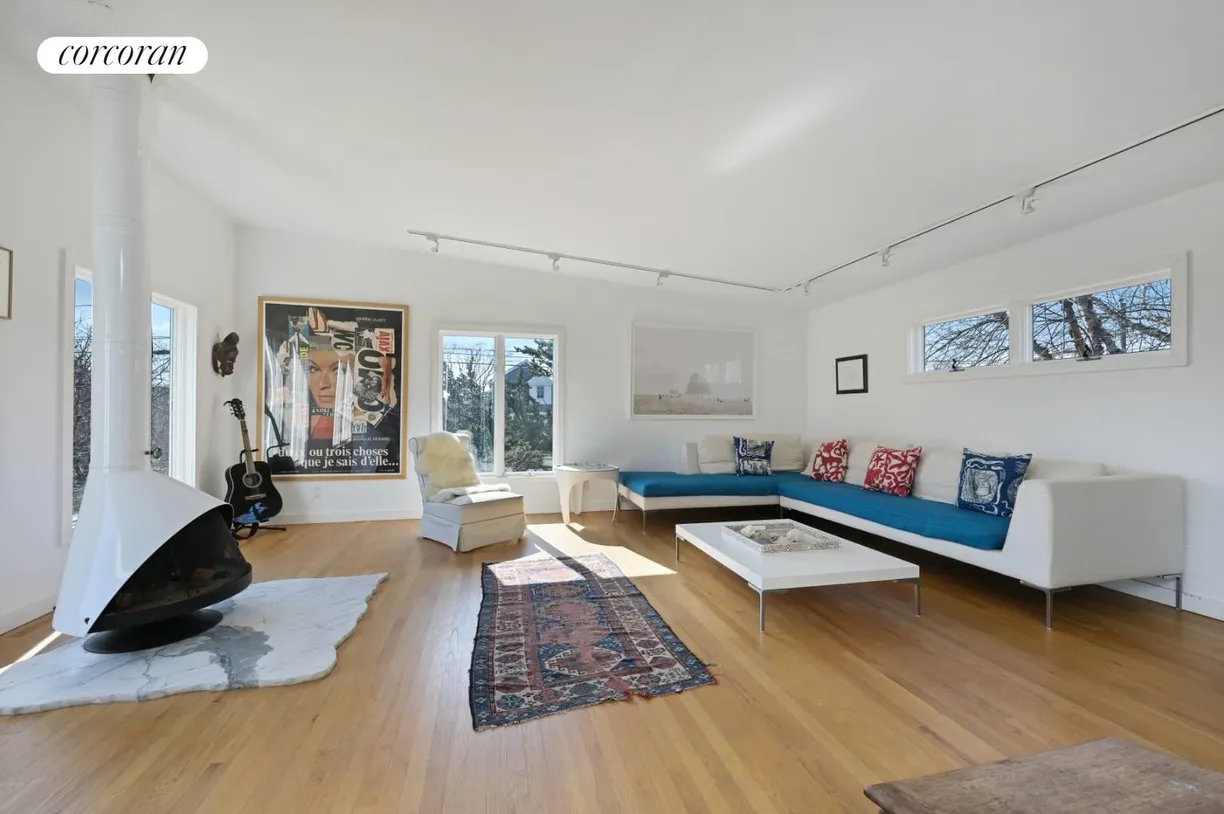 The Hamptons Real Estate | View 25 Rehan Avenue | Livingroom