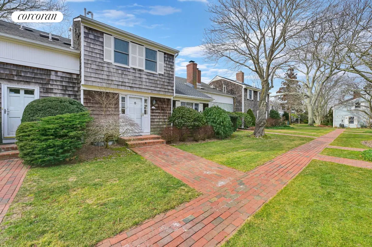 The Hamptons Real Estate | View  | 2 Beds, 3 Baths