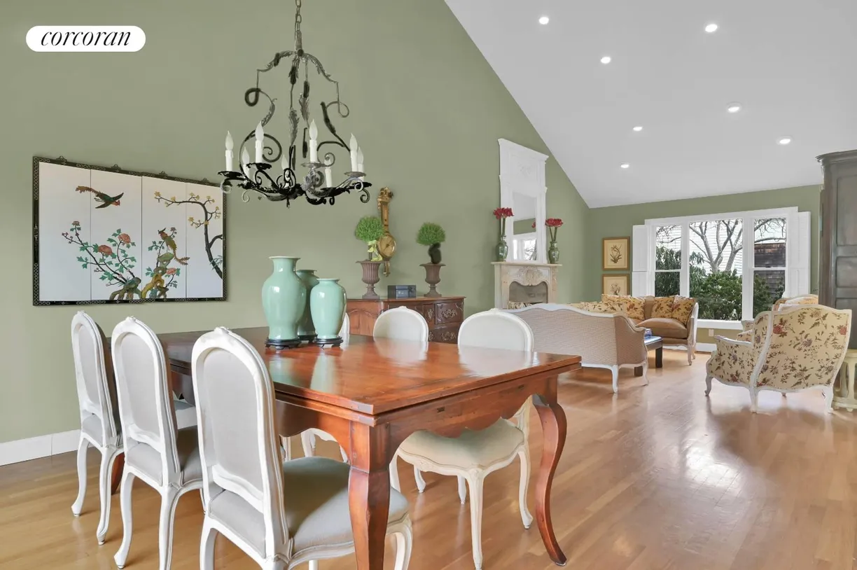 The Hamptons Real Estate | View  | room 2