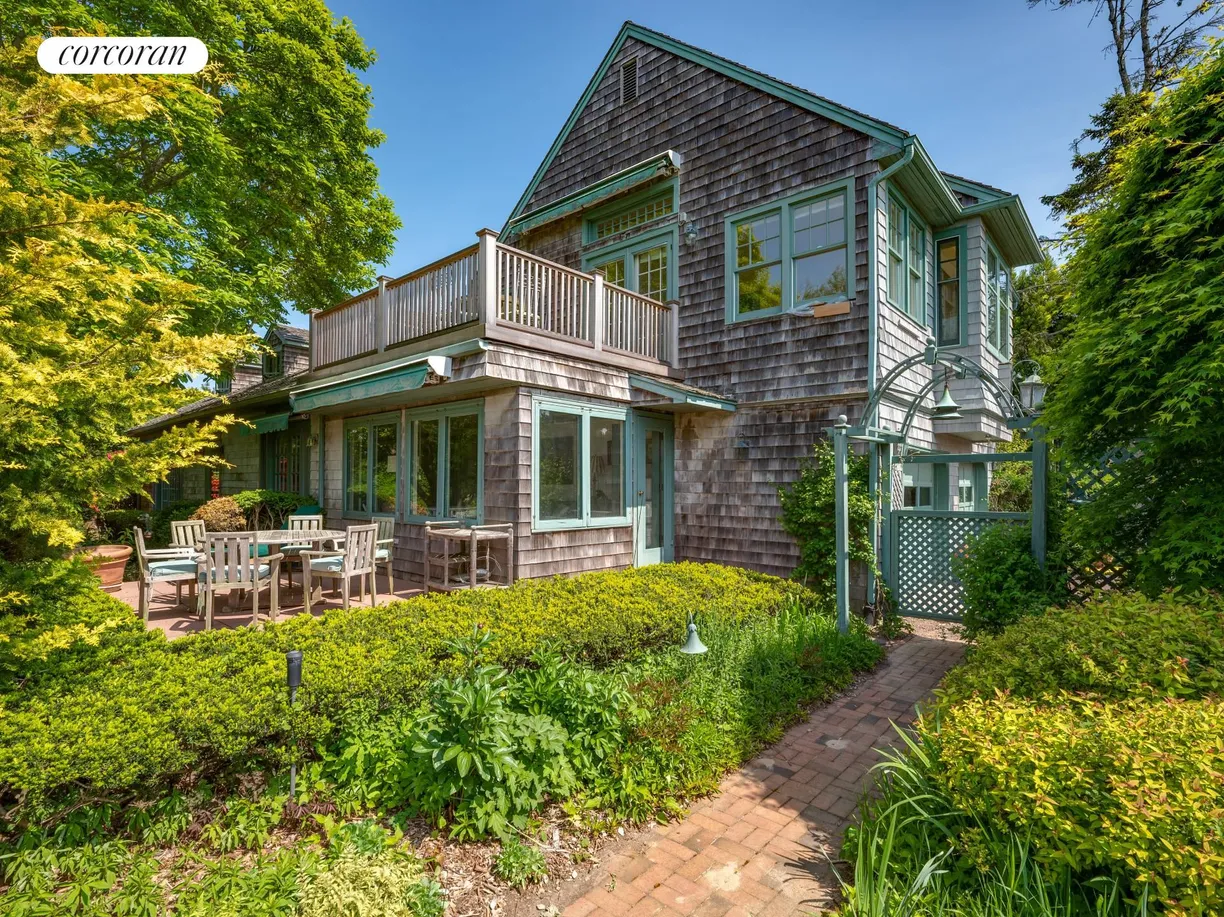 The Hamptons Real Estate | View 146 Westminster Road | 5 Beds, 4 Baths