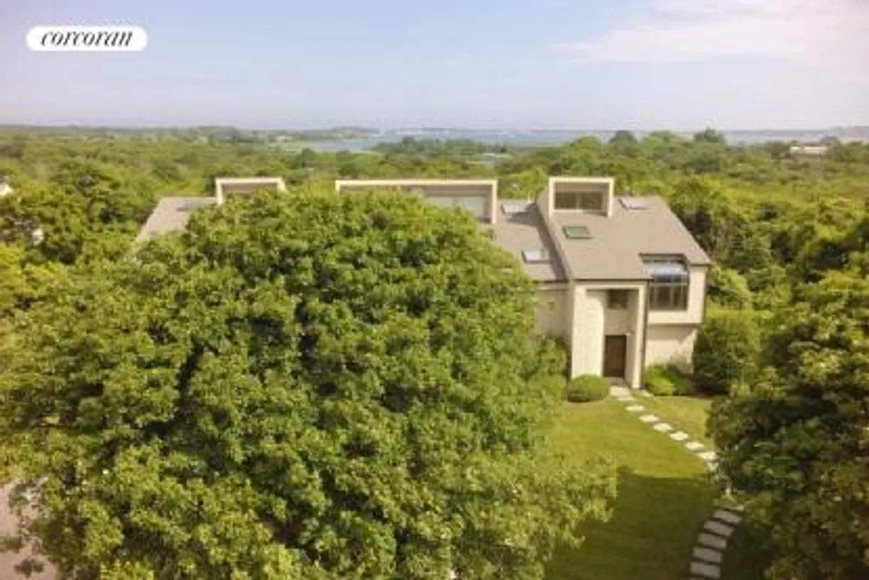 The Hamptons Real Estate | View  | 3 Beds, 2 Baths