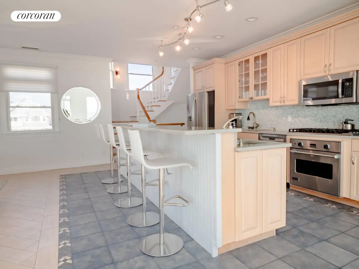 The Hamptons Real Estate | View  | room 1