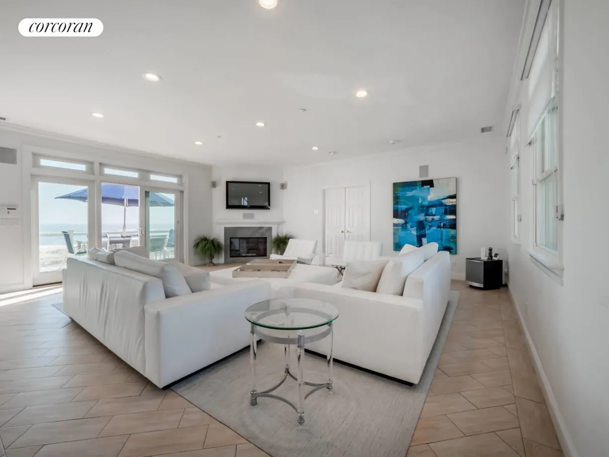 The Hamptons Real Estate | View  | room 2