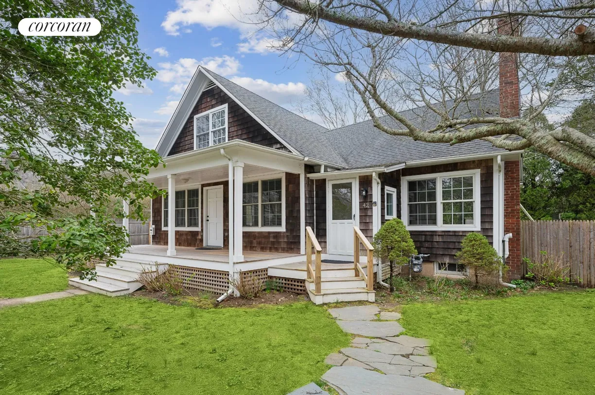 The Hamptons Real Estate | View 42 Osborne Lane | 3 Beds, 2 Baths
